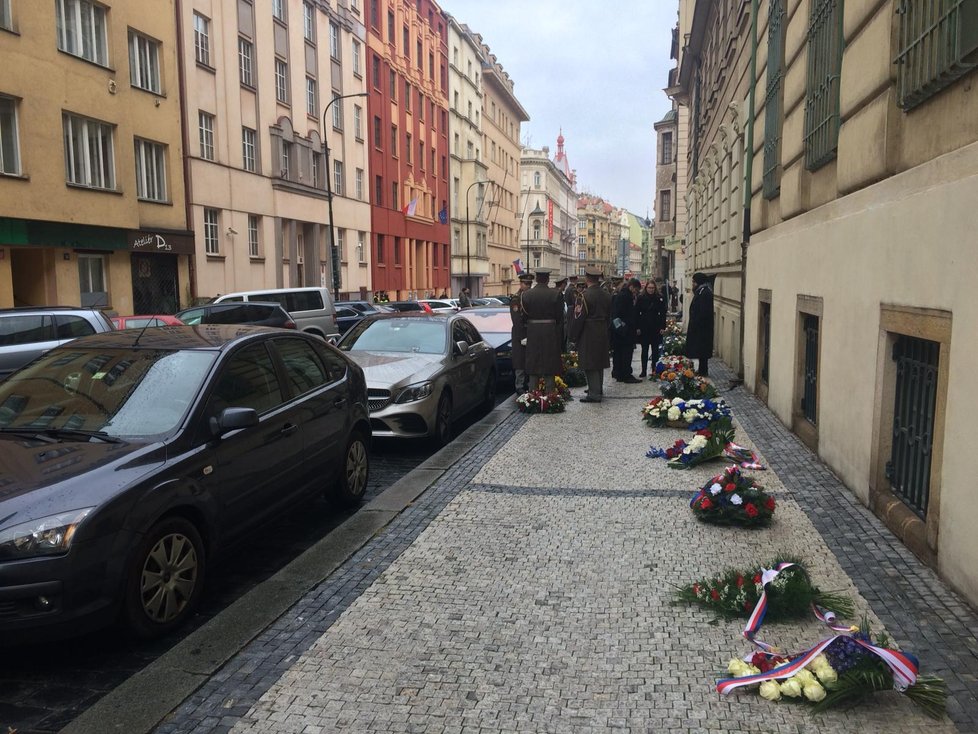 Vzpomínka u Hlávkovy koleje na tragické události z listopadu 1939, kdy okupanti při protinacistické demonstraci smrtelně zranili studenta Jana Opletala.