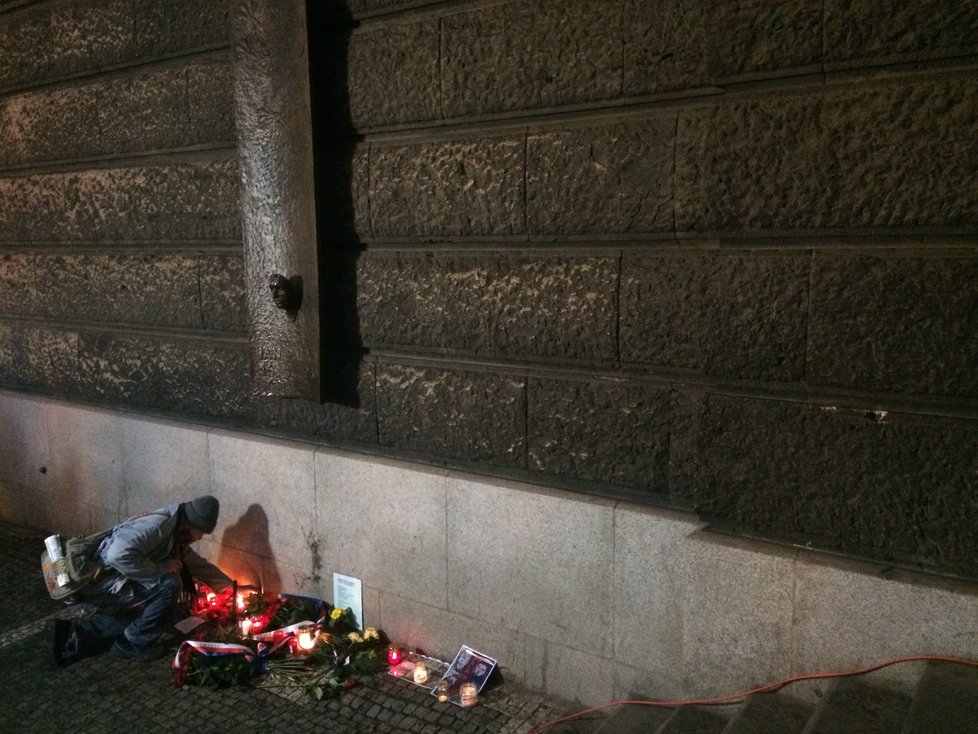 Lidé k uctění památky Jana Palacha pokládali věnce, zapalovali svíčky.