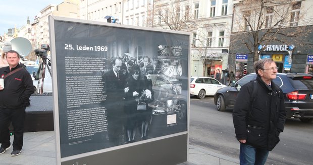 Výstava Jan Palach &#39;69 v horní části Václavského náměstí upomíná na život a smrt Jana Palacha i jemu podobných obětí komunistických režimů.