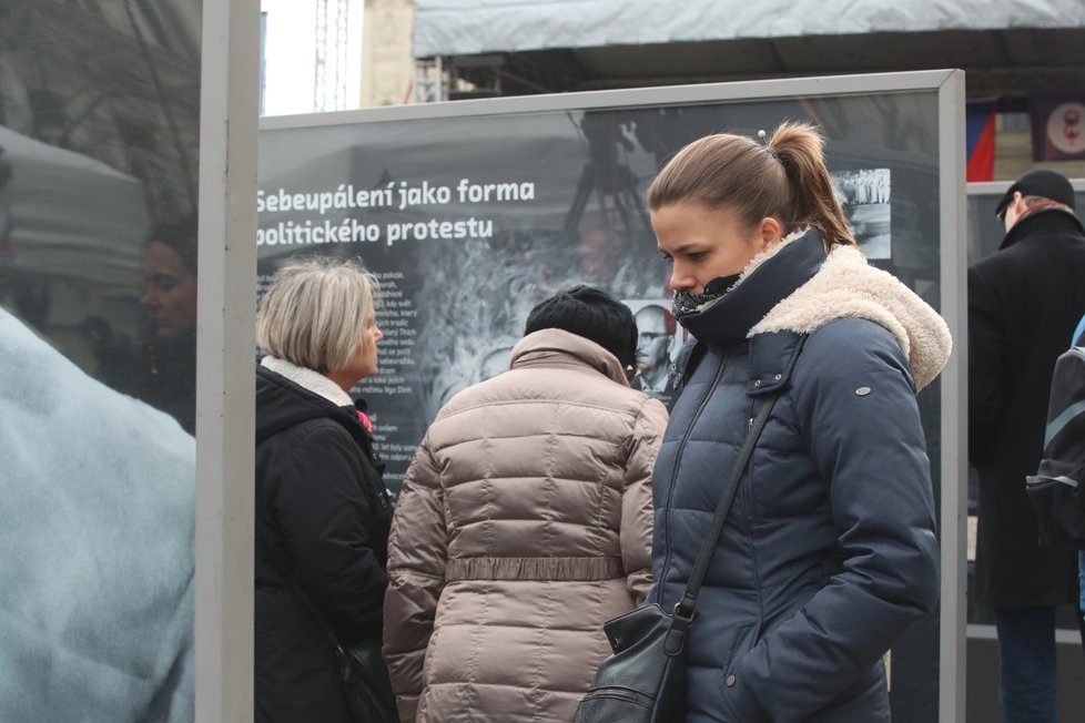 Výstava Jan Palach &#39;69 v horní části Václavského náměstí upomíná na život a smrt Jana Palacha i jemu podobných obětí komunistických režimů.