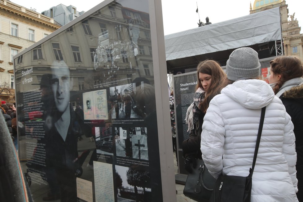 Výstava Jan Palach &#39;69 v horní části Václavského náměstí upomíná na život a smrt Jana Palacha i jemu podobných obětí komunistických režimů.