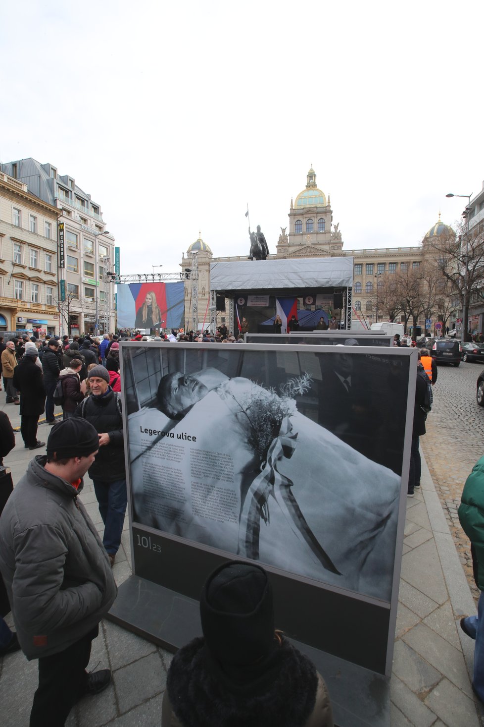 Výstava Jan Palach &#39;69 v horní části Václavského náměstí upomíná na život a smrt Jana Palacha i jemu podobných obětí komunistických režimů.