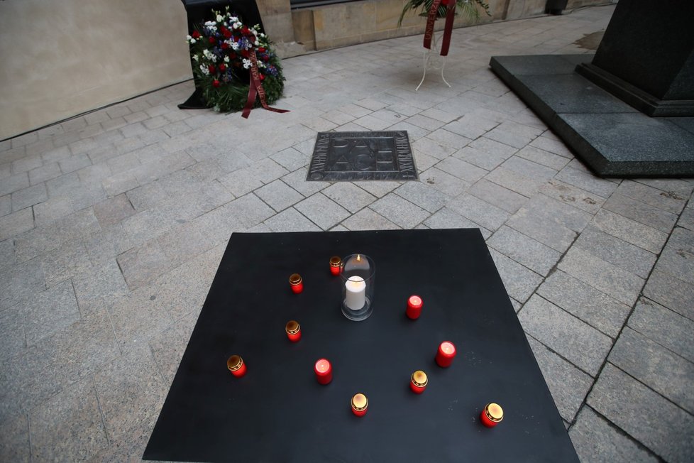 Na nádvoří Karolina v den 50 výročí upálení Jana Palacha odhalili pamětní dlaždici.