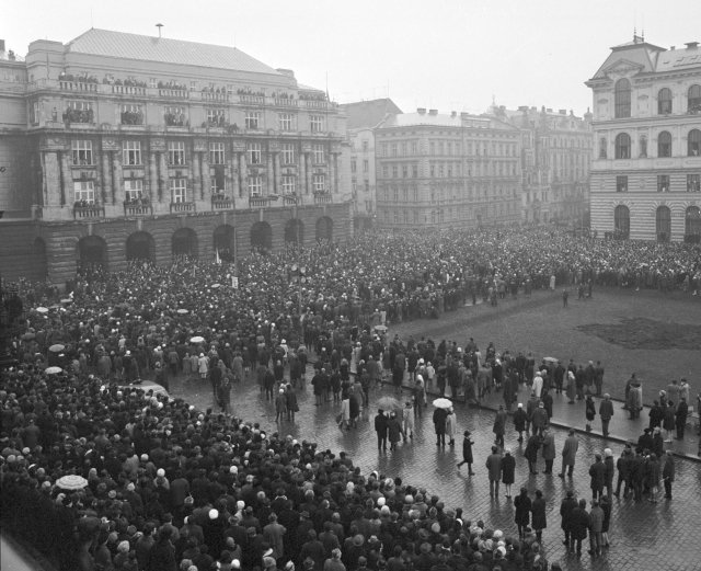 Davy lidí se 25. ledna loučily s Janem Palachem. Smuteční průvod prochází kolem Filozofické fakulty Univerzity Karlovy.