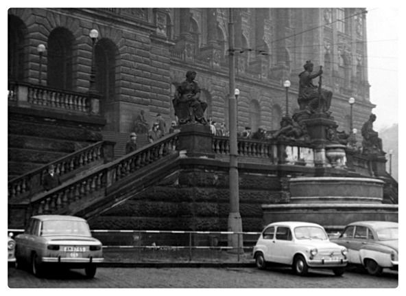 Prostor před Národním muzeem, kde se Jan Palach zapálil, 16. leden 1969.