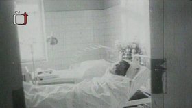 Jan Palach na lůžku v nemocnici na Vinohradech