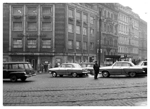 Figurant Veřejné bezpečnosti ukazuje místo, kam doběhl hořící Jan Palach.