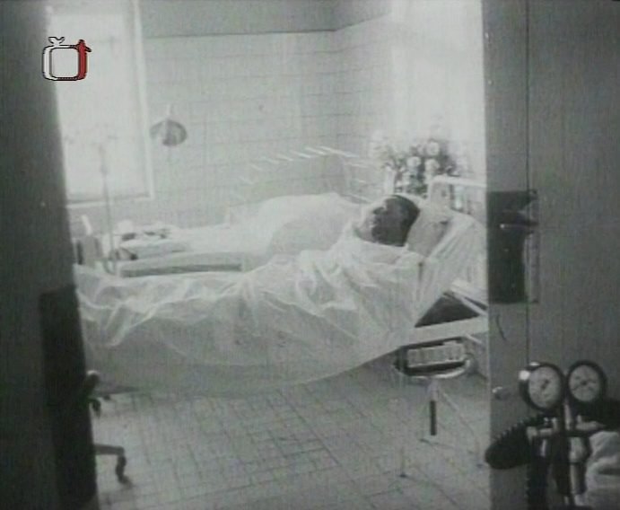 Jan Palach na lůžku v nemocnici na Vinohradech.