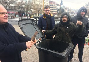 Před Národním muzeem začal symbolicky Palachův týden jako připomínka jeho upálení 16. ledna 1969.