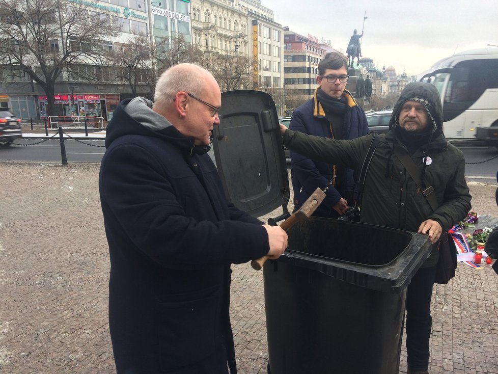 Před Národním muzeem začal symbolicky Palachův týden jako připomínka jeho upálení 16. ledna 1969.