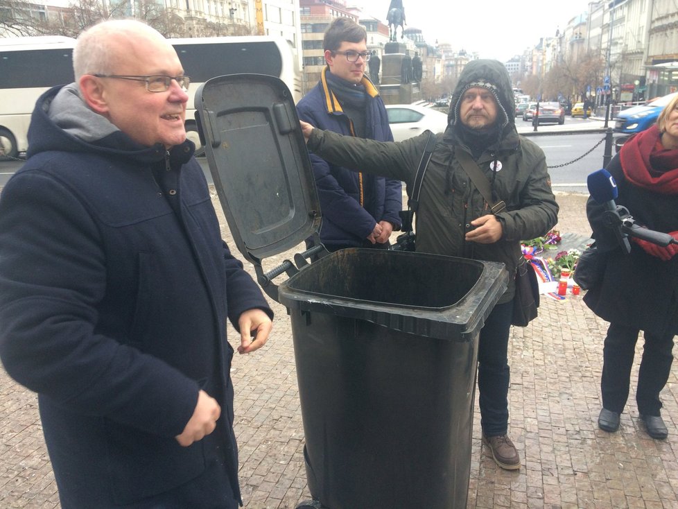 Před Národním muzeem začal symbolicky Palachův týden jako připomínka jeho upálení 16. ledna 1969.