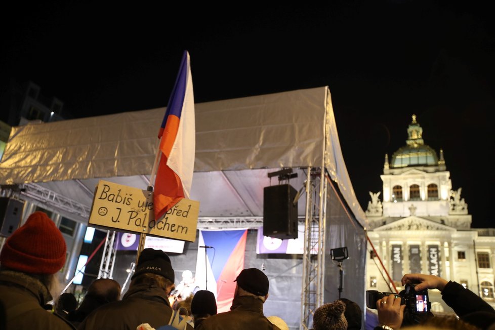 Na Václavském náměstí se 16. ledna 2019, 50 let od sebeupálení Jana Palacha, sešly tisíce lidí.