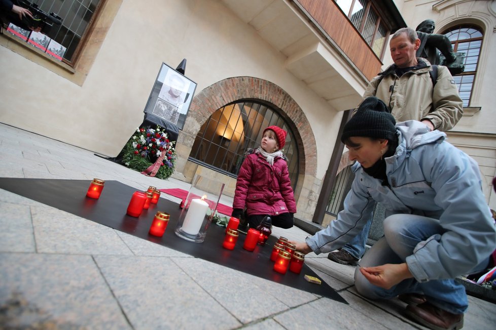 Padesátileté výročí upálení Jana Palacha. Na nádvoří Karlovy univerzity byla položena pamětní dlaždice. (16. 1. 2019)