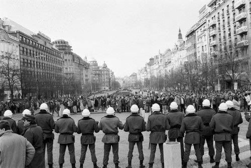 Řada příslušníků SNB – policie na Václavském náměstí během demonstrace k 20. výročí upálení Jana Palacha v Praze na Václavském náměstí