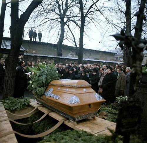 Poslední rozloučení u hrobu Jana Palacha na Olšanských hřbitovech v Praze