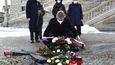 Předseda Senátu Miloš Vystrčil 16. ledna 2021 pokládá květinu u památníku Jana Palacha před budovou Národního muzea v Praze