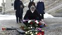 Předseda Senátu Miloš Vystrčil 16. ledna 2021 pokládá květinu u památníku Jana Palacha před budovou Národního muzea v Praze