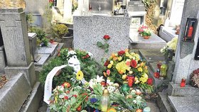 Hrob na Olšanských hřbitovech byl včera poset svíčkami a květinami.