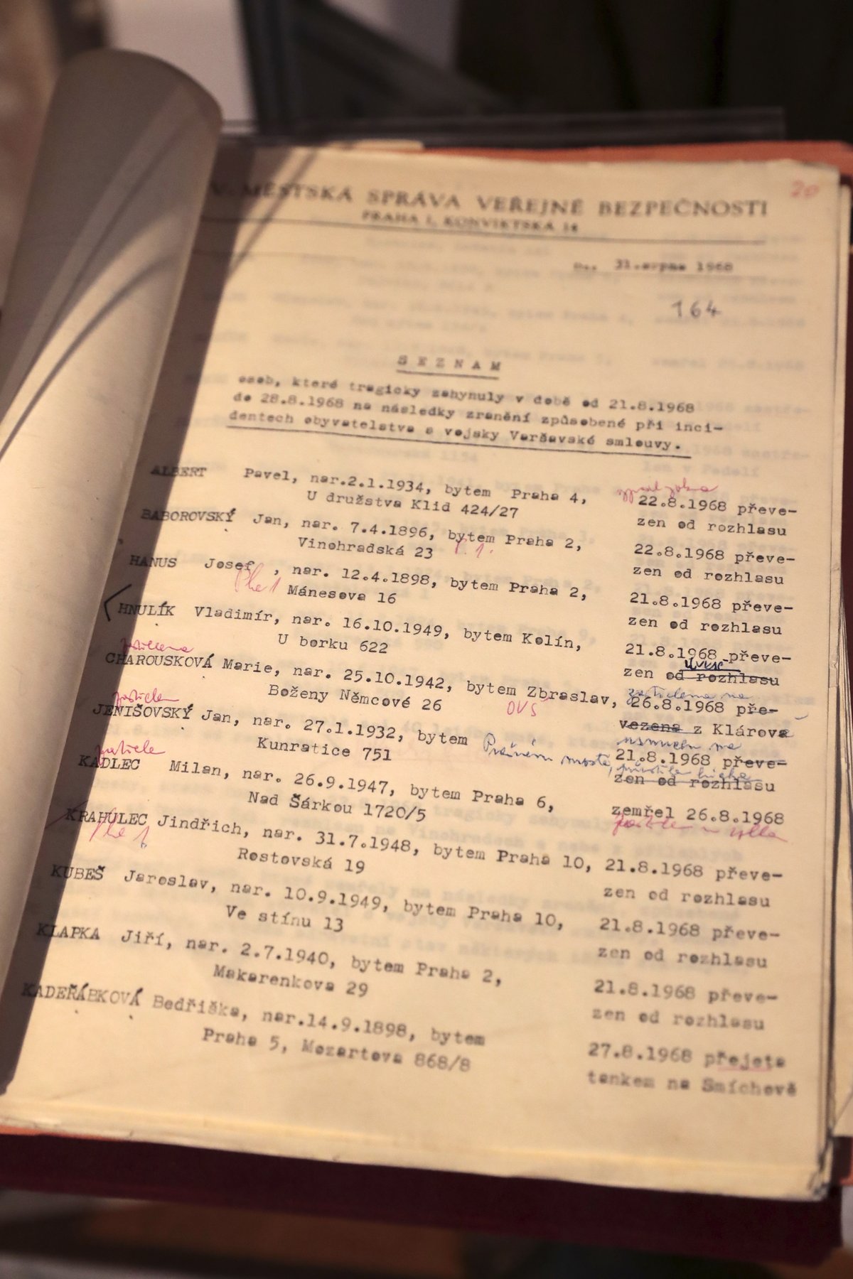 Záznamy Palachova konce Rukou psané poznámky příslušníků VB, kteří byli 16. ledna 1969 na místě upálení Jana Placha (†20). Zapisovali si jména svědků, jejich telefonní čísla i výpovědi.