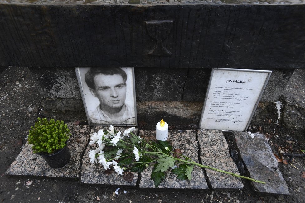 Na Palachově hrobě v Praze-Olšanech už jsou květiny. Premiér Babiš ani prezident Zeman ale své věnce či květiny osobně nepřinesou, jen je nechají poslat.