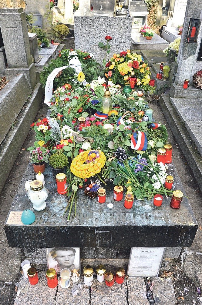 Hrob na Olšanských hřbitovech byl ve dny výročí upálení poset svíčkami a květinami.