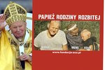 Na Billboardu, který naštval Poláky, je naspsáno Papež rozbité rodiny.