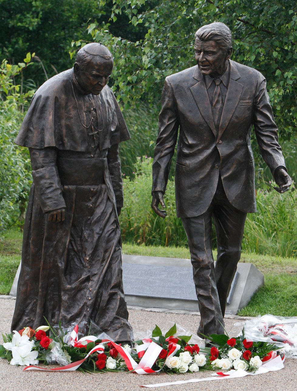 V polském Gdaňsku byla odhalena socha na počest schůzky Jana Pavla II. a amerického prezidenta Ronalda Reagana.