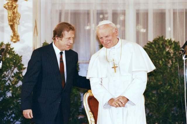 Papež Jan Pavel II. při návštěvě Československa v roce 1990