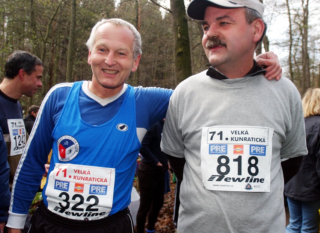 Velká Kunratická - vpravo Stanislav Babák běžel po transplantaci srdce, vlevo jeho lékař Jan Pirk z pražského IKEMu.