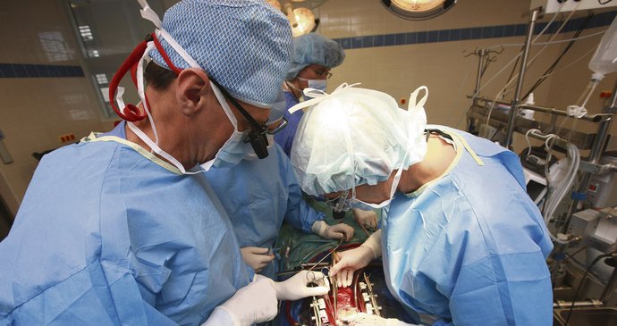 Jan Pirk (vpravo) zvládne ročně i více než tři sta operací