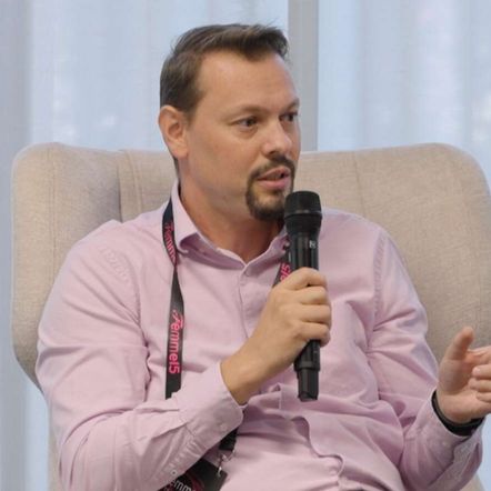 Jan Piskač: Když máte toxickou rodinu, je v pořádku ji odříznout. Úcta a respekt se musí zasloužit Jan Piskač: Když máte toxickou rodinu, je v pořádku ji odříznout. Úcta a respekt se musí zasloužit
