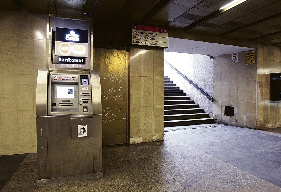 K bankomatu v pražském metru Želivského nemá paraplegik šanci se dostat.