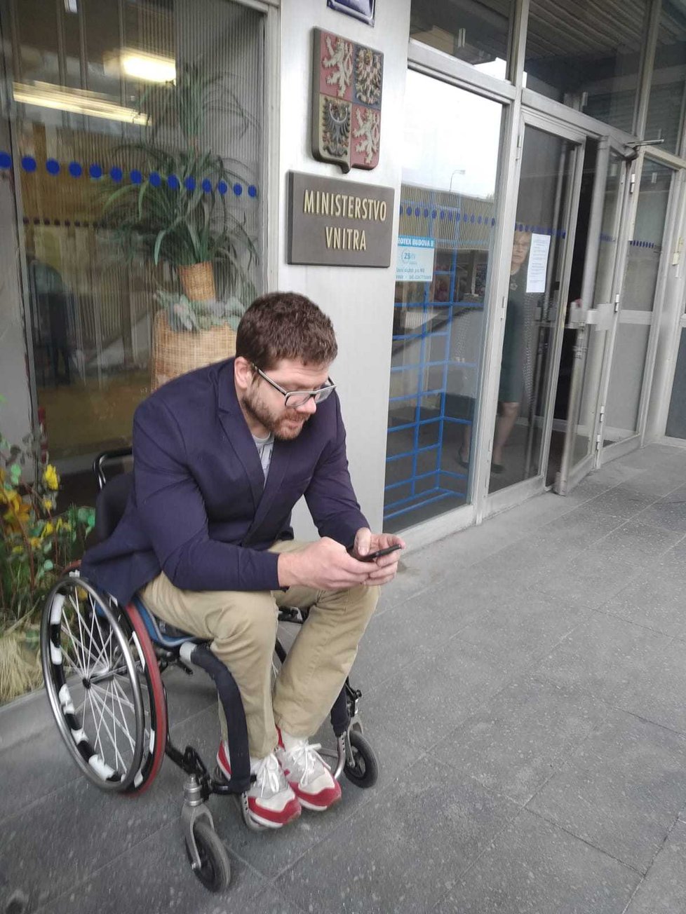Paralympijský medailista v plavání a kandidát do europarlamentu Jan Povýšil (36) zažil pořádný šok. Pracovníci ministerstva vnitra ho odmítli vpustit do budovy na pražské Pankráci.
