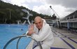 Jan Přeučil si plavání a saunu v podolském bazénu užívá.