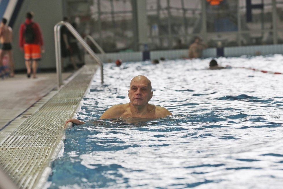 V bazénu si Přeučil udržuje kondičku.