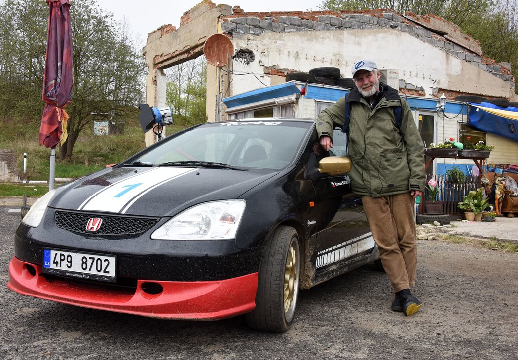 „Motám se kolem autoservisů, závodních okruhů a naposlouchávám hlášky,“ podotýká nasávání inspirace pro dialogy režisér Jan Prušinovský