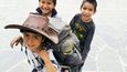 Kluci v peruánské vesničce mi právě zabavili batoh, aby si vyzkoušeli, jak je těžký. A s ním i klobouk.
