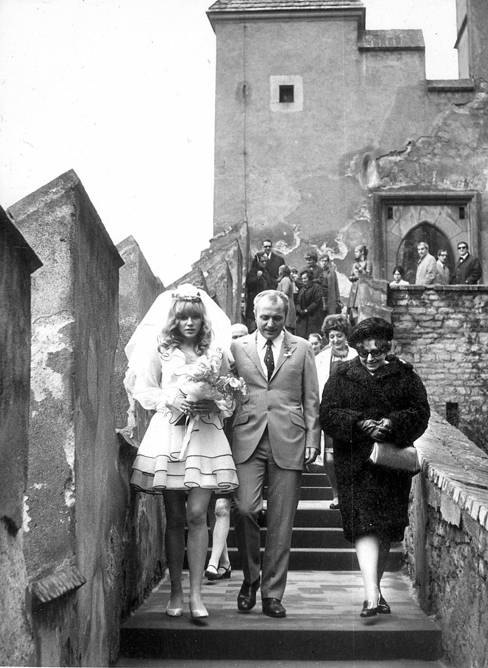 1968: Svatba režiséra Jána Roháče a herečky Zuzany Burianové na Karlštejně.