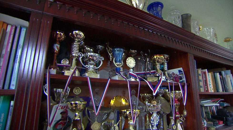Sbírka trofejí, ať už sportovních nebo televizních, zabírá celou velkou skříň.