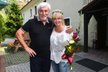 Manželka Zuzana (61) dostala kytičku. S Honzou totiž co nevidět oslaví čtyřicáté výročí.