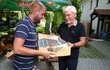 Libor Bouček předal televiznímu otci Fourasovi obří dort.