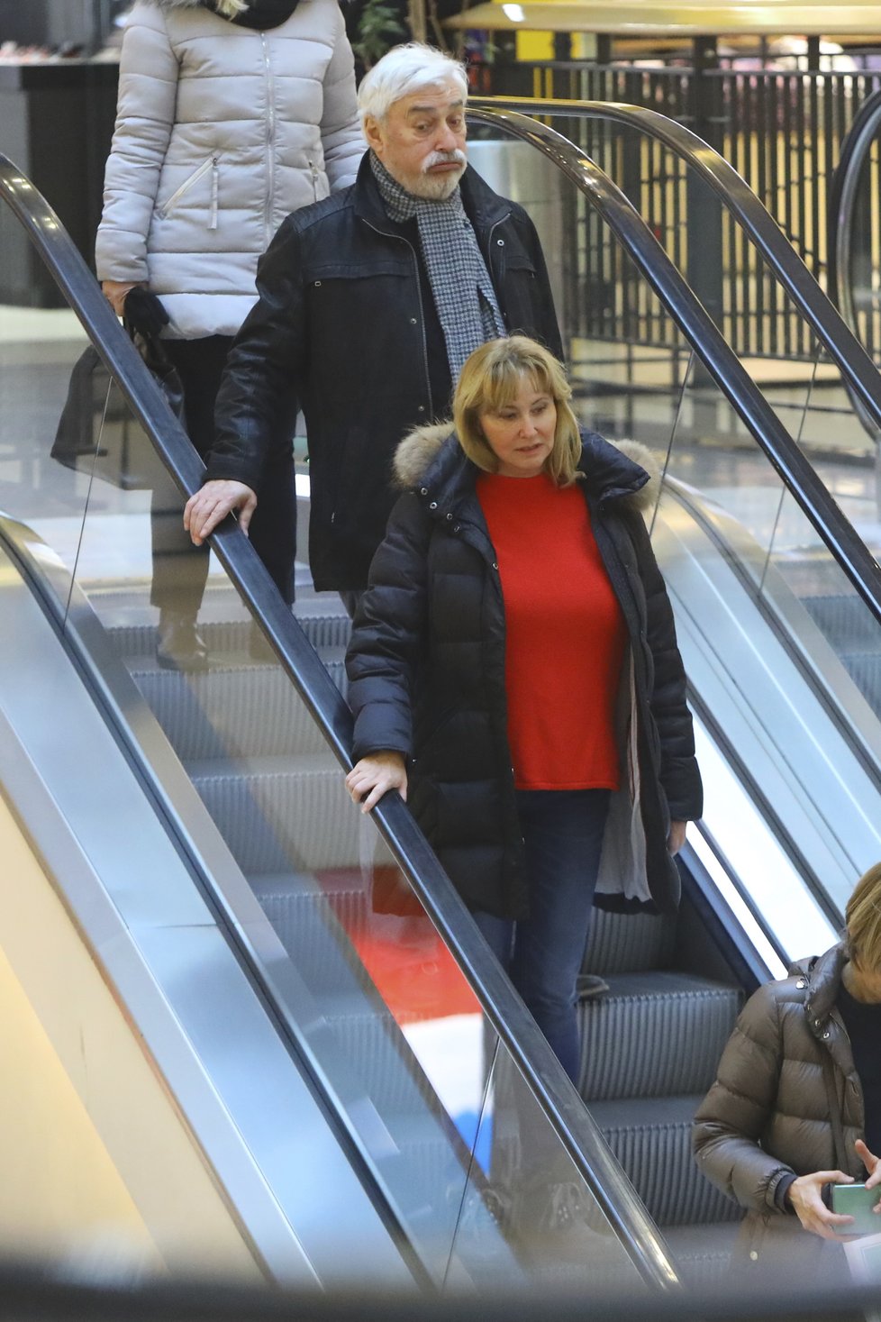 Očividně otrávený Jan Rosák s manželkou na nákupech