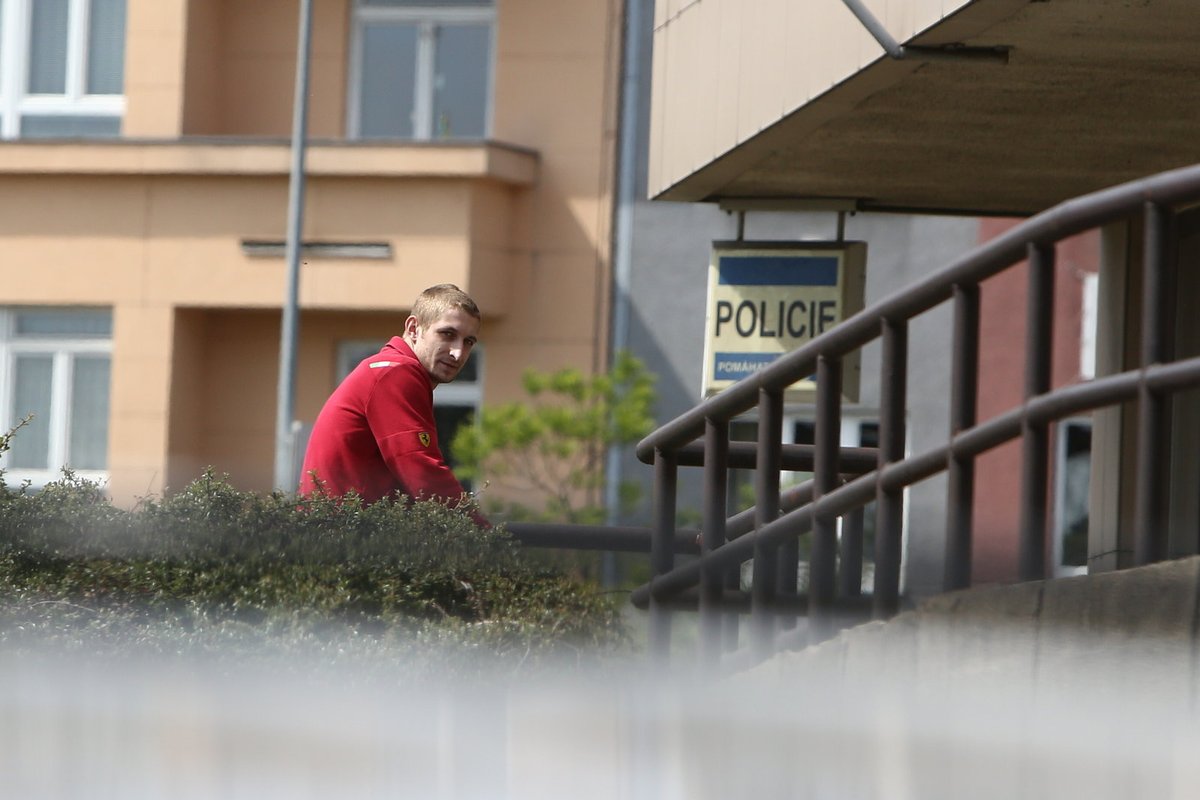Jan Rychtář čeká na otce před policejní stanicí.