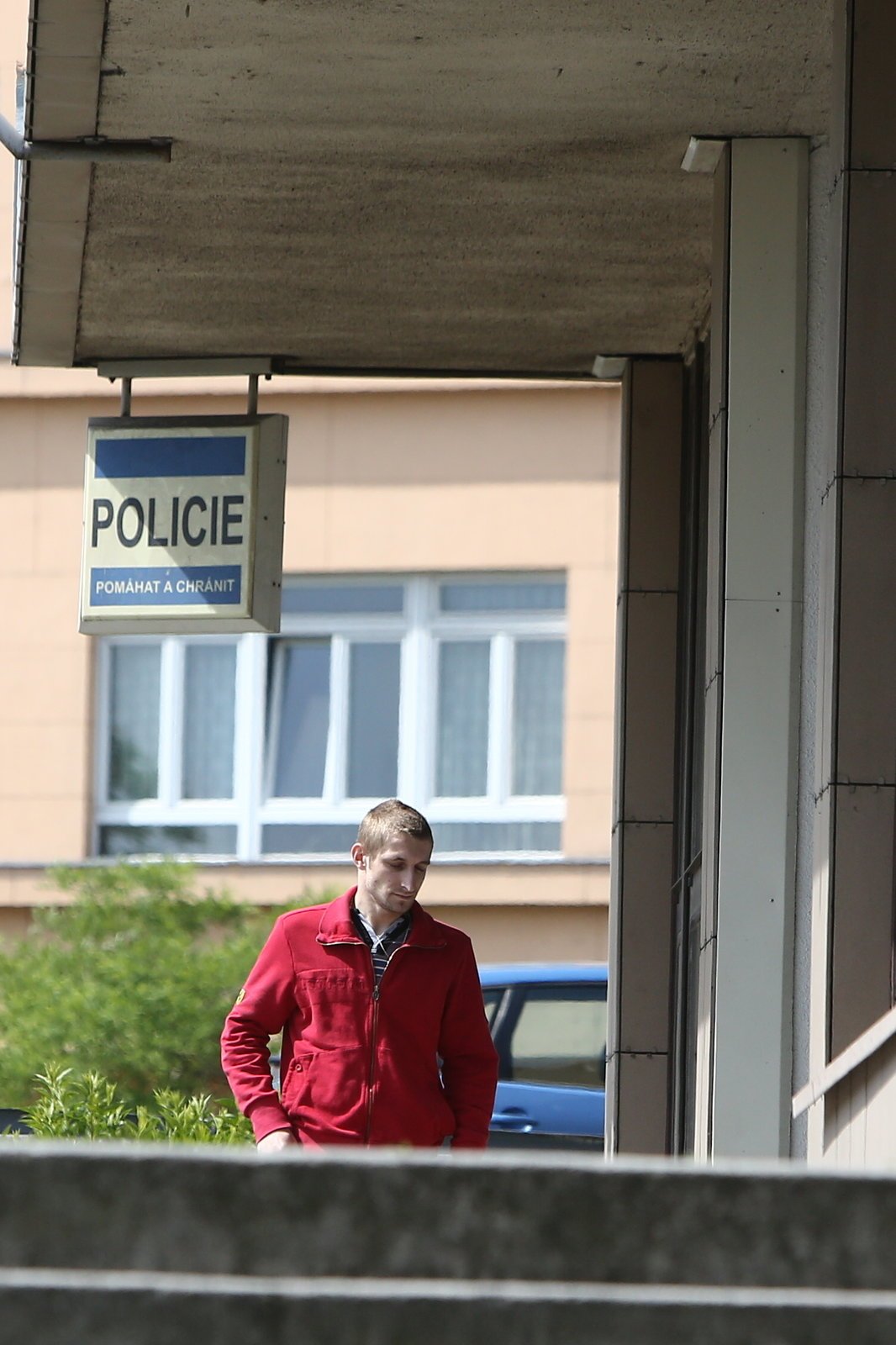 Jan Rychtář čeká na otce před policejní stanicí.