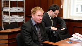 Jan Šafránek (vlevo) se svým právníkem u Obvodního soudu pro Prahu 2