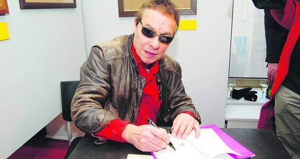 Saudek z nové knihy a ze své galerie v Celetné ulici, která prosperuje, radost má. Výdělek ze všeho ovšem už putuje do jiných rukou.