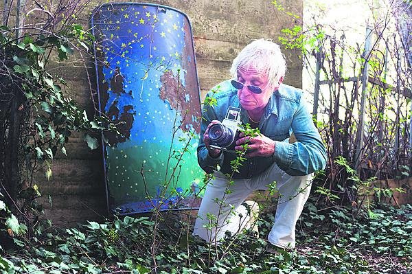 „Nikdy jsem nedělal paparazzi fotografa, tak si to zkusím aspoň teď. Číhám na fotku,“ komentoval focení ve své zahradě.