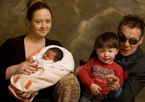 Pavla Hodková s Janem Saudkem, novorozenou Annou Marií a synem Matějem (před dvěma roky)