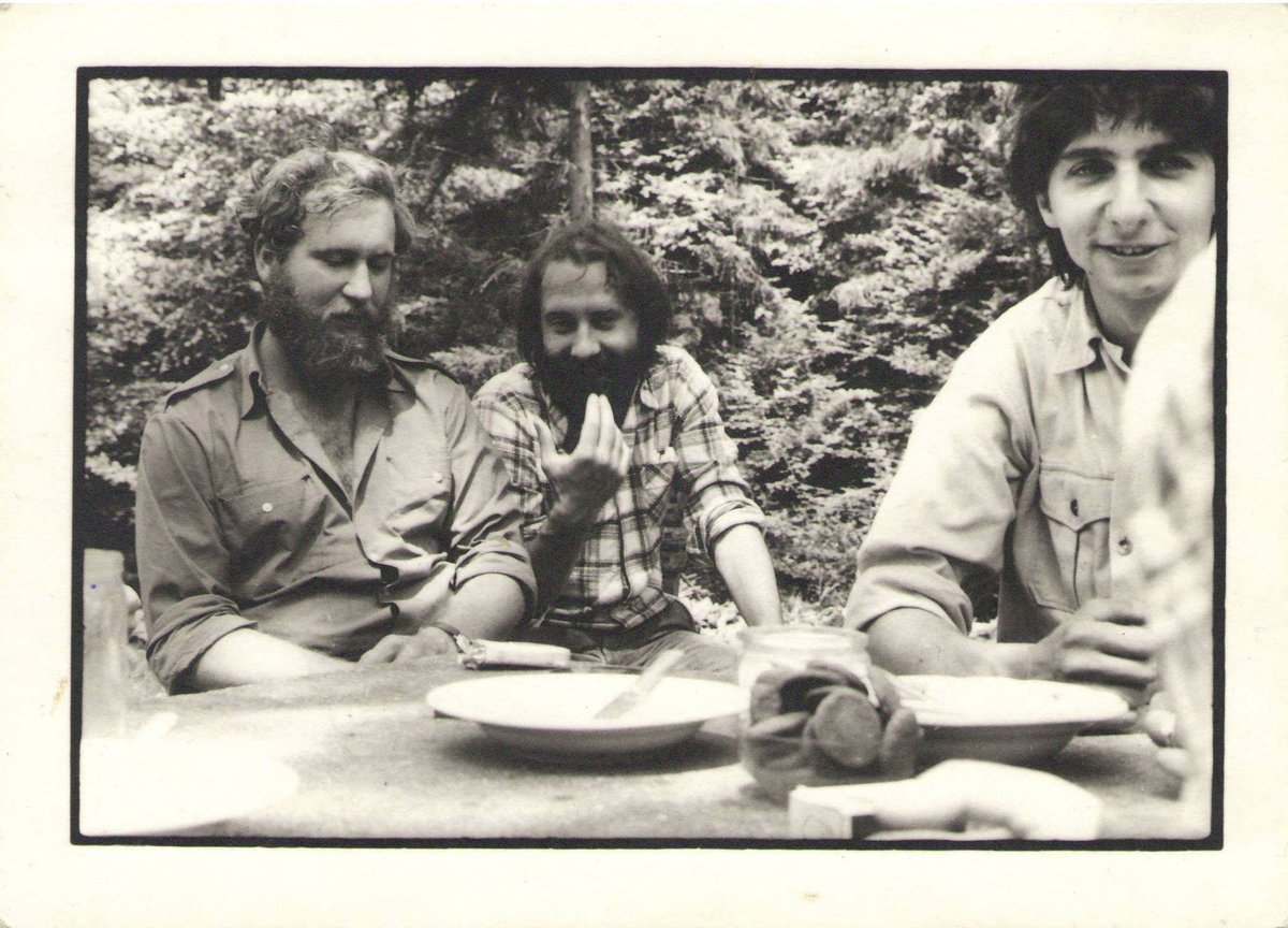 Zleva keramik Luboš Škrášek, Ján Sedal a Břetislav Rychlík na Horňácku v roce 1981.