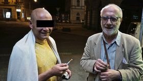 Ján Sedal (vpravo) svého útočníka znal. Tady je s ním na fotografii jen pár dní před brutálním incidentem. O 3 dny později na něj muž zaútočil kvůli obyčejné cigaretě...